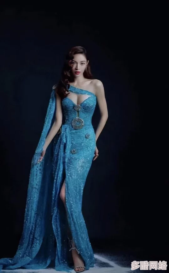 大胸美＊引发热议，网友热评：身材与自信并重，如何看待当下审美标准的多元化？