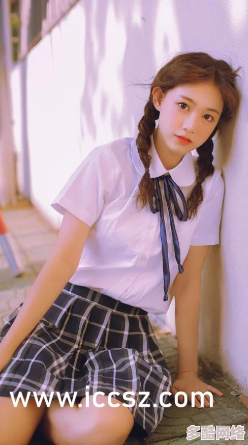 撕开老师的黑色丝袜进入，校园内发生不当行为引发社会广泛关注与讨论，呼吁加强师生关系的规范与教育