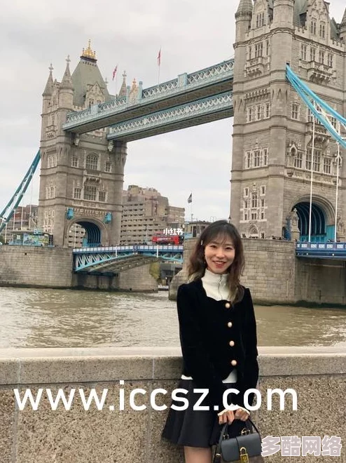 撕开老师的黑色丝袜进入，校园内发生不当行为引发社会广泛关注与讨论，呼吁加强师生关系的规范与教育